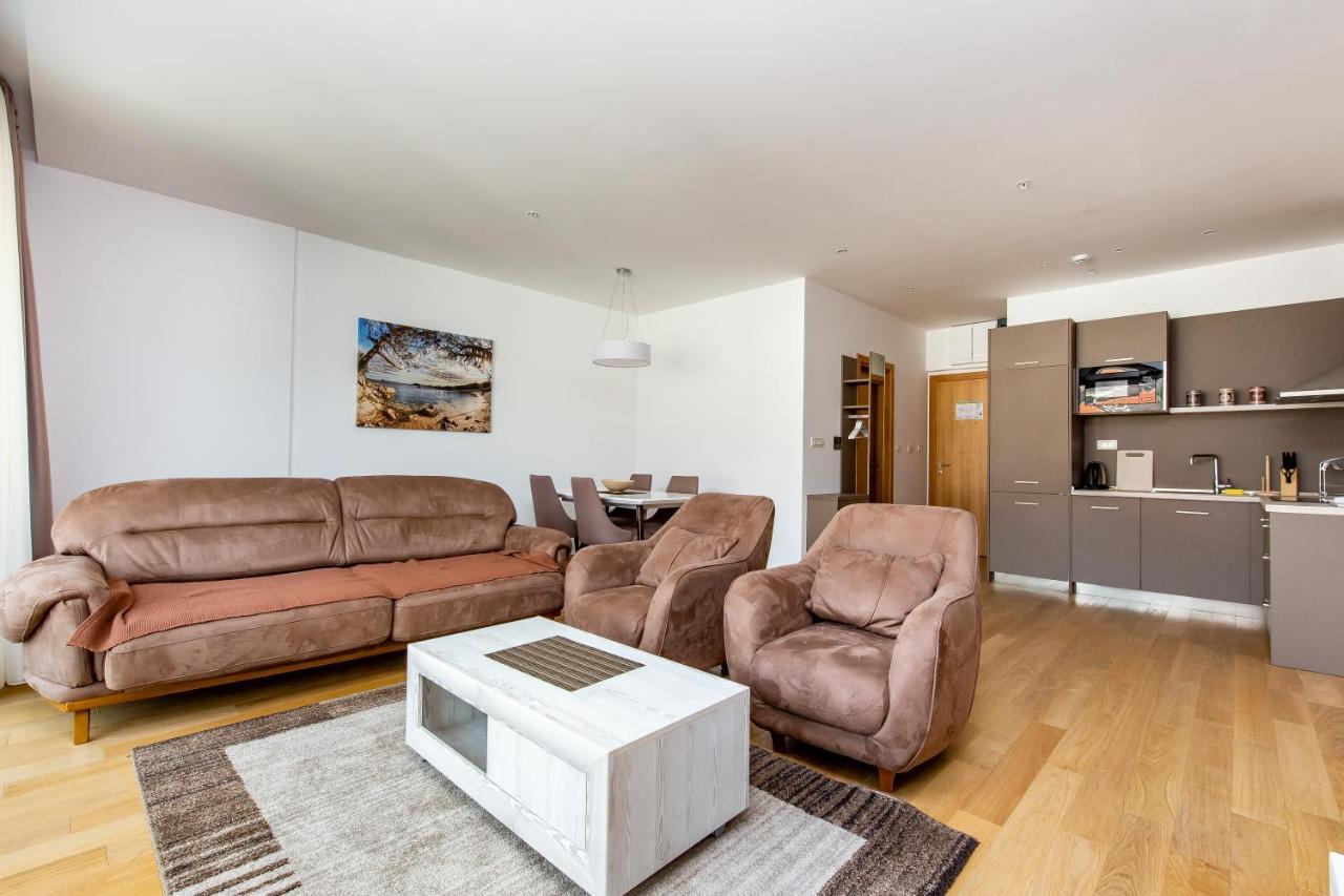 Lora In Apartment *