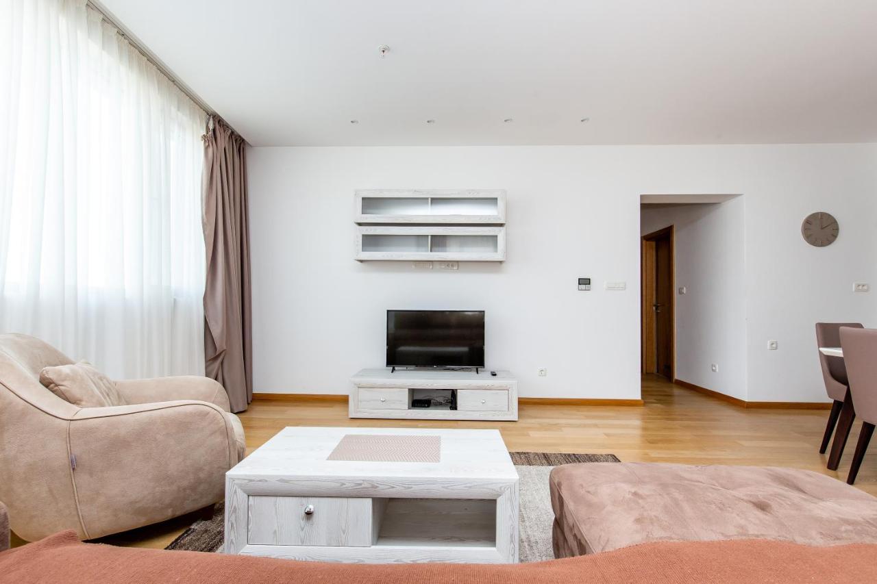 Lora In Apartment *