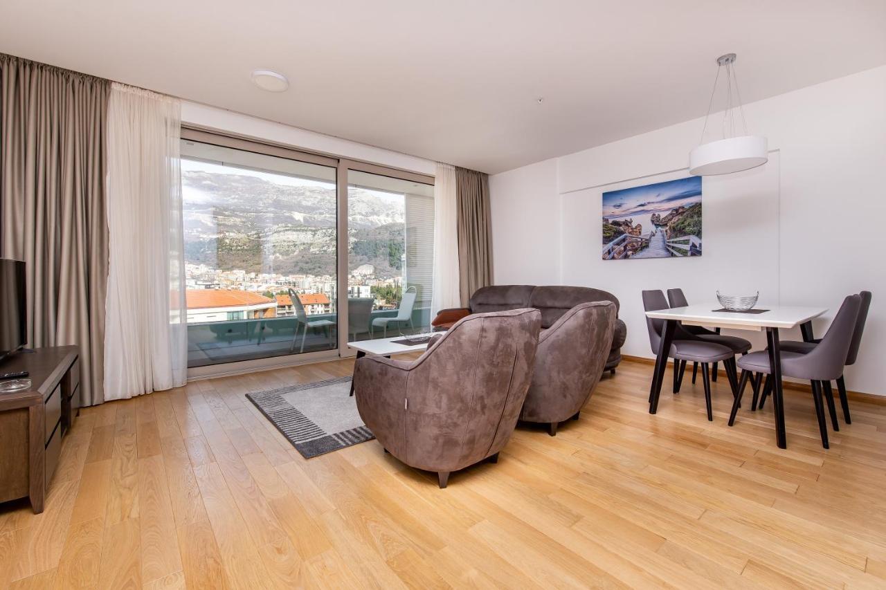 Lora In Apartment *