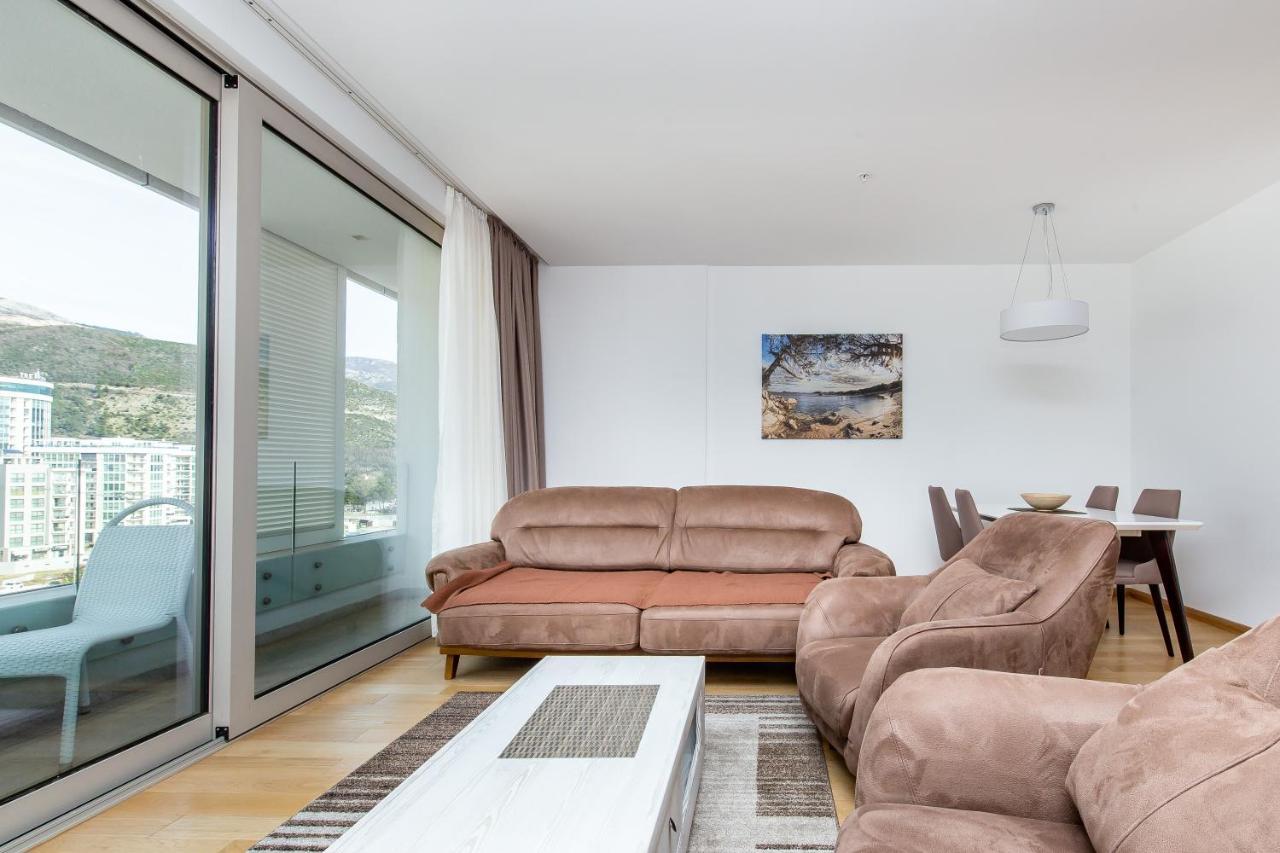Lora In Apartment