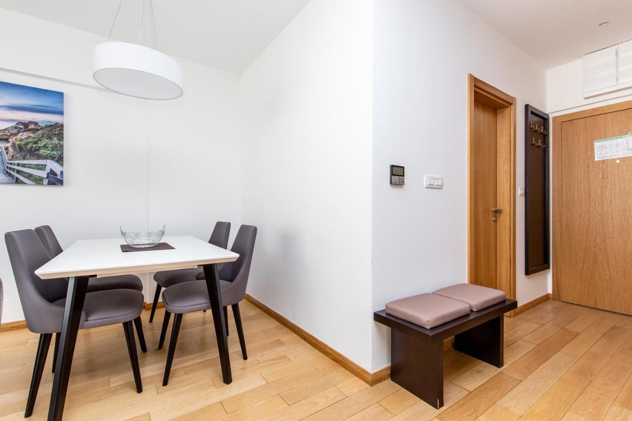 Lora In Apartment *