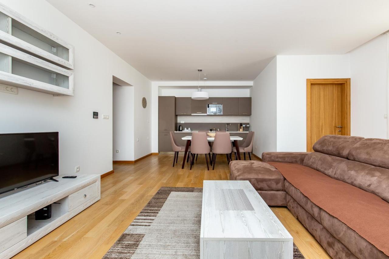 Lora In Apartament *