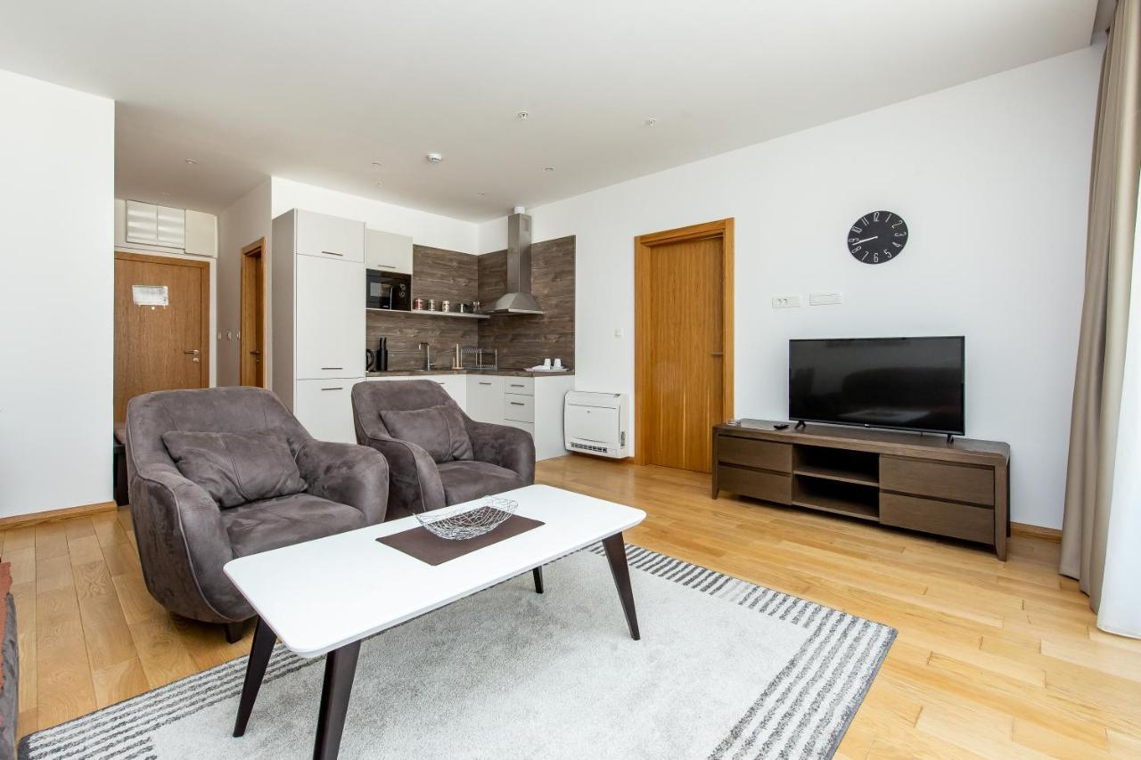 Lora In Apartament