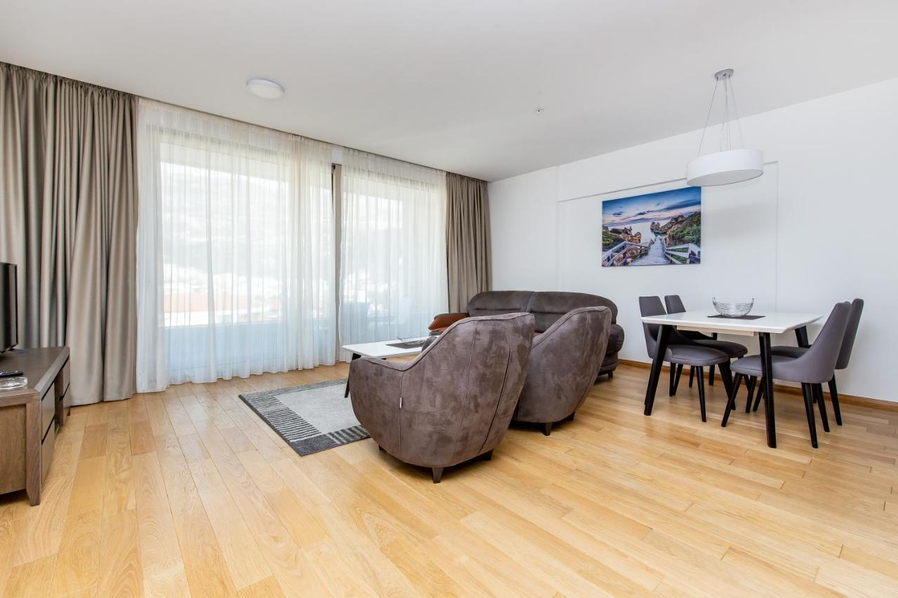Lora In Apartament