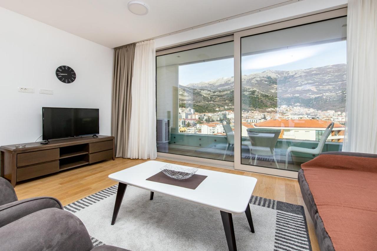 Lora In Apartament *